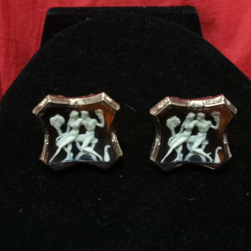 Vintage WEDGEWOOD Style Gold Tone CUFF LINKS w Romantic Couple Motif